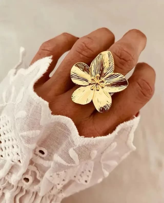 FLOR - Anillo en forma de flor de acero inoxidable bañado en Oro 18K