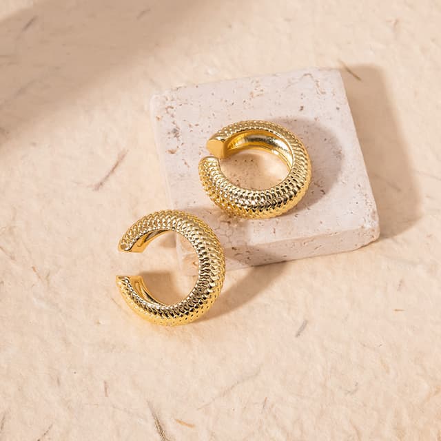 Argollas tipo earcuff, chapado en oro dorado de 18 quilates.
