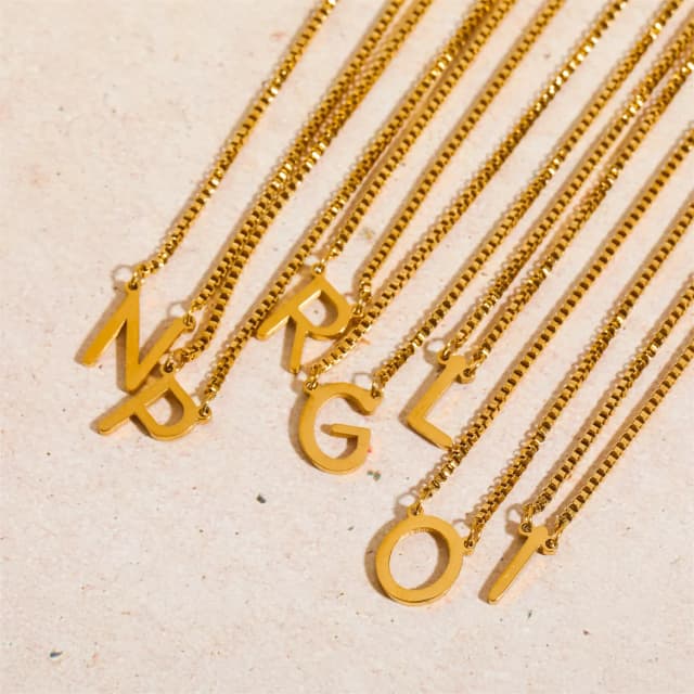Collar con letas, acero inoxidable chapado en oro de 18 quilates.
Letras disponibles: A(2), D(1), H(1), M(1), P(1)