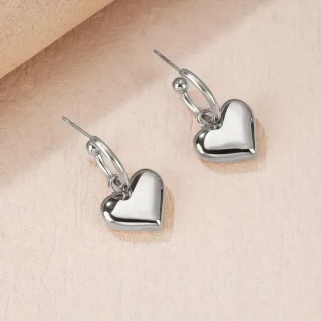 Aretes en forma de corazón, acero inoxidable chapado en oro plateado de 18 quilates.
