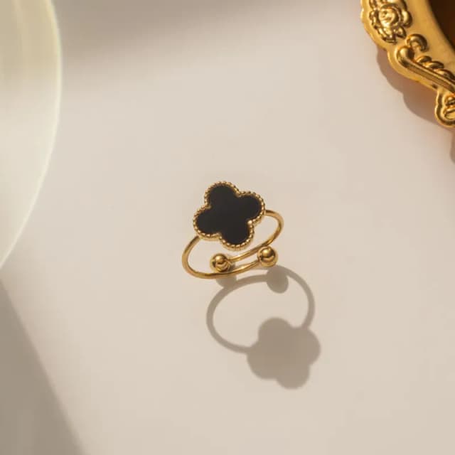 ALBA - Anillo de trébol negro, Acero Inoxidable bañado en Oro 18K