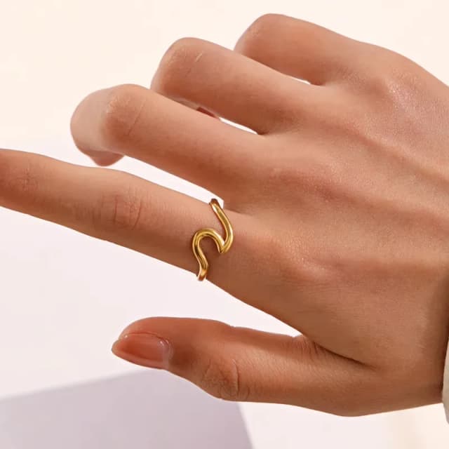 NAUTICA - Anillo en forma de Ola, Acero Inoxidable bañado en Oro 18K