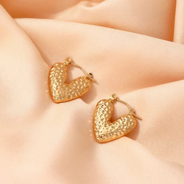 AMAR - Argolla en forma de corazón con textura, acero inoxidable Bañado en Oro 18K