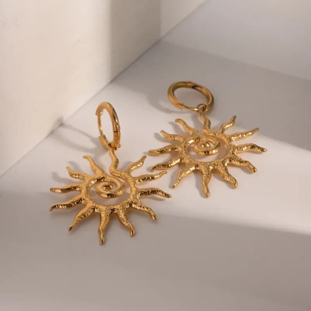 SOLES - Aretes tipo argollas con soles, acero inoxidable Bañado en Oro 18K