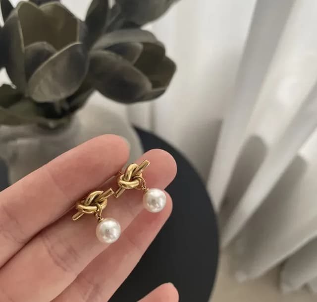 INES - Aretes en forma de nudo con perla, Acero Inoxidable, Bañado en Oro 18K