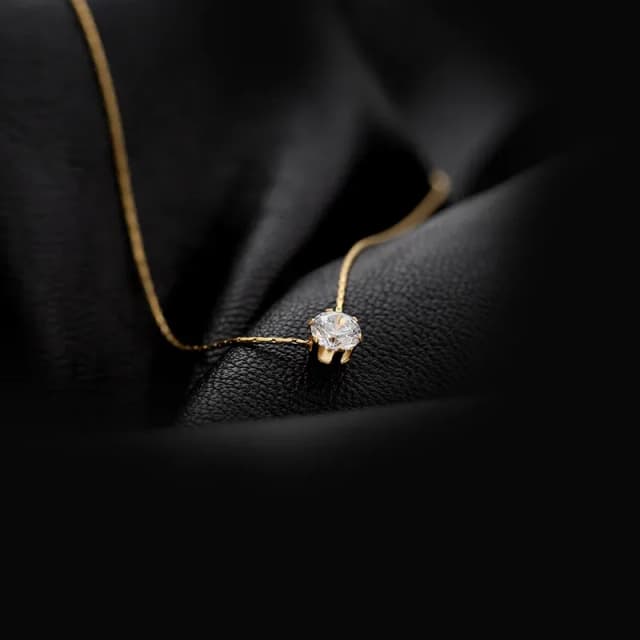 MARTA - Collar de estilo Clásico de Acero Inoxidable bañado en Oro 18K