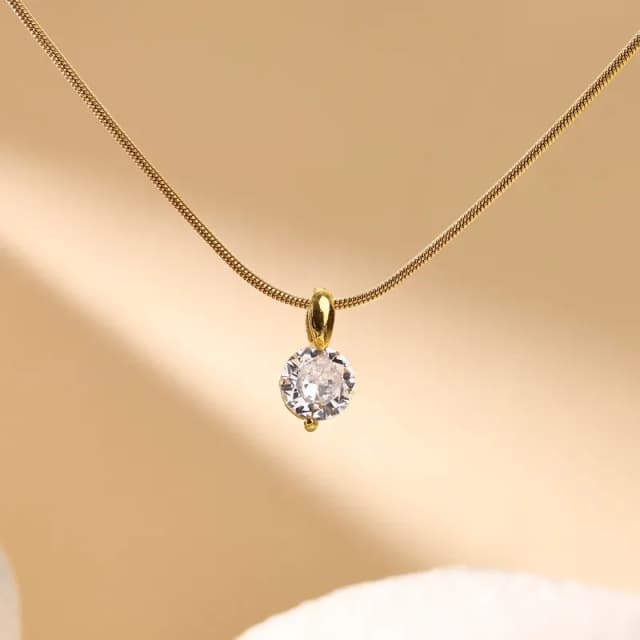 MARTA - Collar de estilo Clásico de Acero Inoxidable bañado en Oro 18K